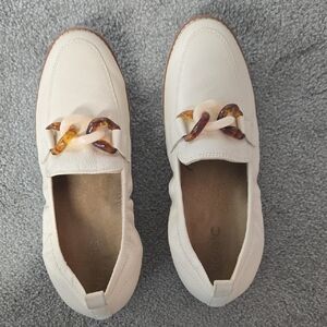 Vionic Cream Loafers with Tortoiseshell Chain